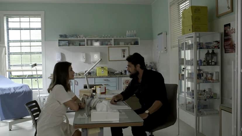 Renato questiona a Tônia se ela pretende revelar a Zé Vitor que está grávida (Foto: TV Globo) Renato questiona a Tônia se ela pretende revelar a Zé Vitor que está grávida (Foto: TV Globo)