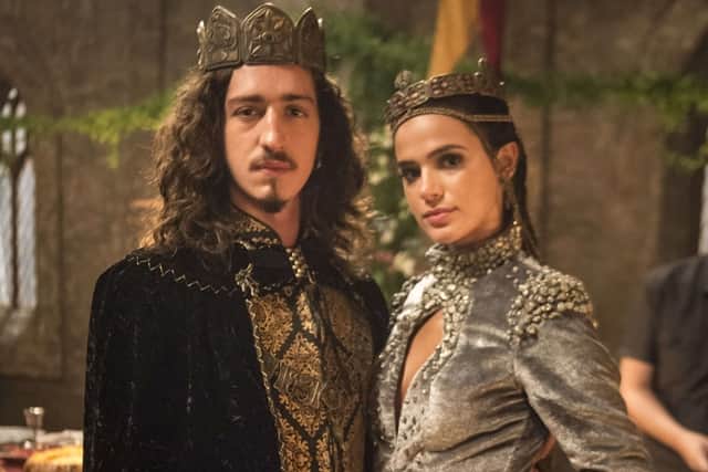 Rodolfo (Johnny Massaro) e Catarina (Bruna Marquezine) em cena de Deus Salve o Rei (Foto: Globo/Mauricio Fidalgo) Rodolfo (Johnny Massaro) e Catarina (Bruna Marquezine) em cena de Deus Salve o Rei (Foto: Globo/Mauricio Fidalgo)