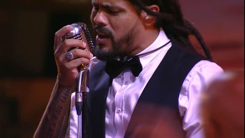 Viegas canta no karaokê na Festa do BBB18 (Foto: TV Globo) Viegas canta no karaokê na Festa do BBB18 (Foto: TV Globo)