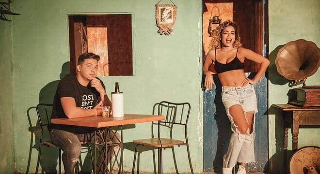 Anitta e Safadão nos bastidores do clipe Romance com Safadeza (Reprodução/Instagram) Anitta e Safadão nos bastidores do clipe Romance com Safadeza (Reprodução/Instagram)