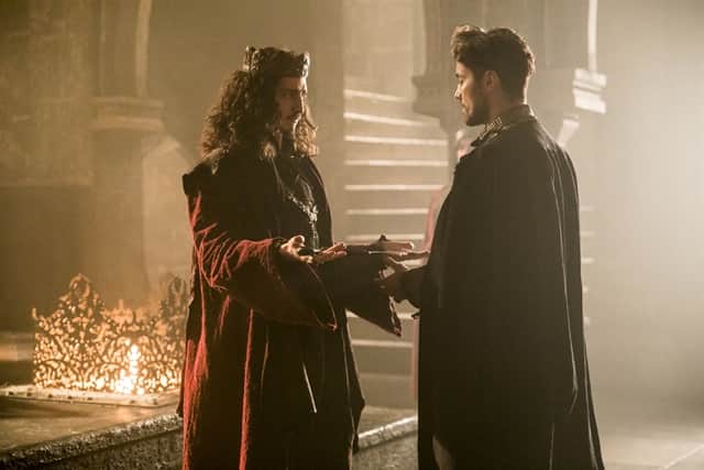 Virgílio (Ricardo Pereira) e Rodolfo (Johnny Massaro) na cerimônia (Foto: Globo/João Miguel Júnior) Virgílio (Ricardo Pereira) e Rodolfo (Johnny Massaro) na cerimônia (Foto: Globo/João Miguel Júnior)