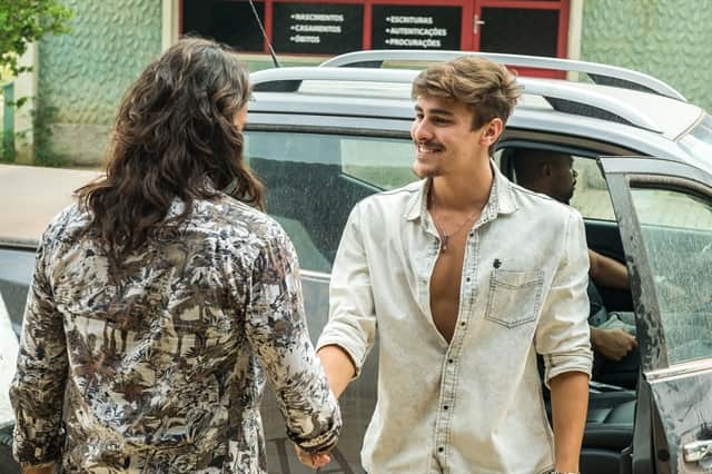 Mariano (Juliano Cazarré) e Johnny (Bruno Montaleone) em cena de O Outro Lado do Paraíso (Foto: Globo/Raquel Cunha) Mariano (Juliano Cazarré) e Johnny (Bruno Montaleone) em cena de O Outro Lado do Paraíso (Foto: Globo/Raquel Cunha)