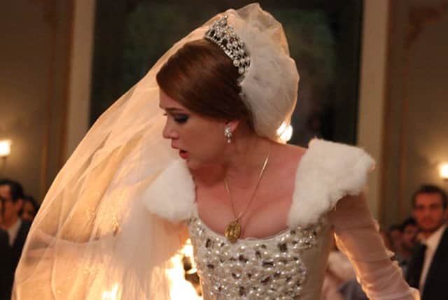Véu de Alice (Marina Ruy Barbosa) pega fogo após ela descobrir a farsa do noivo (Foto: Globo/Inácio Moraes) Véu de Alice (Marina Ruy Barbosa) pega fogo após ela descobrir a farsa do noivo (Foto: Globo/Inácio Moraes)