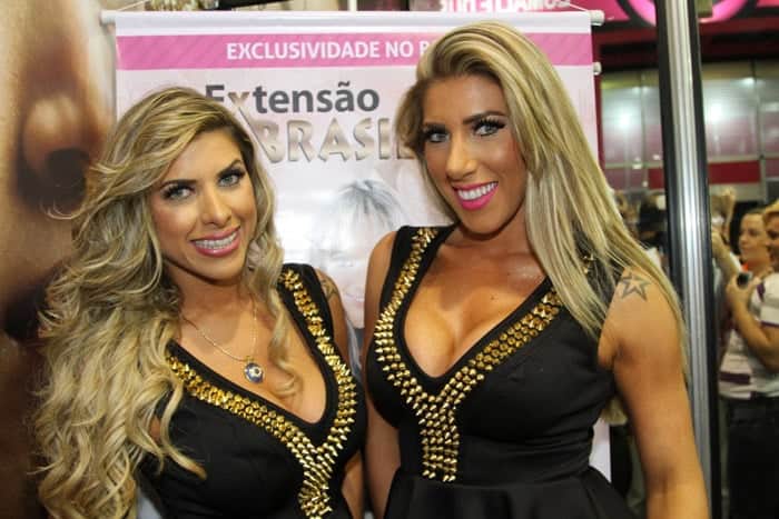 Ana Paula e Tati Minerato exalam sensualidade em feira de beleza Ana Paula e Tati Minerato exalam sensualidade em feira de beleza