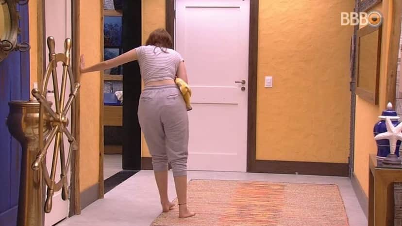 Ana Clara teve que se apoiar na parede para não cair (Foto: TV Globo) Ana Clara teve que se apoiar na parede para não cair (Foto: TV Globo)