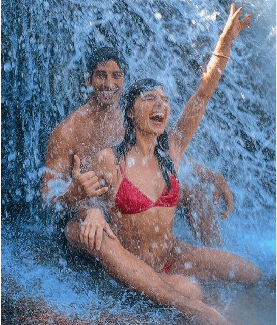 Isis Valverde na cachoeira com o namorado (Foto: Reprodução/Instagram) Isis Valverde na cachoeira com o namorado (Foto: Reprodução/Instagram)