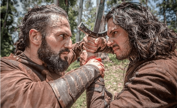 Constantino (José Fidalgo) e Afonso (Romulo Estrela) em cena de Deus Salve o Rei (Foto: Globo/Artur Meninea) Constantino (José Fidalgo) e Afonso (Romulo Estrela) em cena de Deus Salve o Rei (Foto: Globo/Artur Meninea)