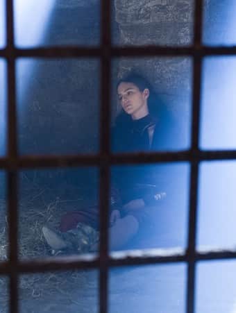 Catarina é presa em Deus Salve o Rei (Foto: Cesar Alves/TV Globo) Catarina é presa em Deus Salve o Rei (Foto: Cesar Alves/TV Globo)