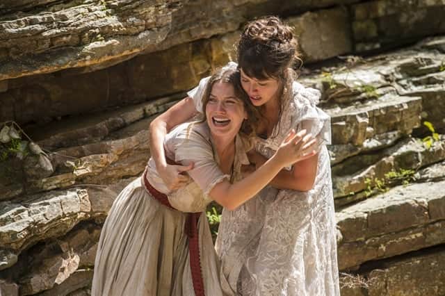 Elisabeta (Nathalia Dill), Ema (Agatha Moreira) (Foto: Globo/Estevam Avellar) Elisabeta (Nathalia Dill), Ema (Agatha Moreira) (Foto: Globo/Estevam Avellar)