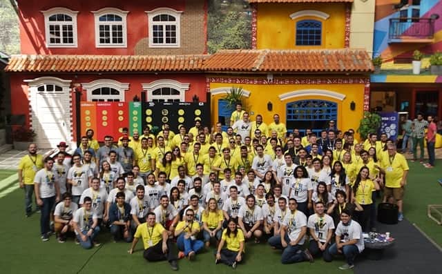 Hackathoners, mentores e a mestre de cerimônias Fernanda Gentil na casa do BBB, durante a edição de 2017 do Hackathon Globo (Foto: 99jobs) Hackathoners, mentores e a mestre de cerimônias Fernanda Gentil na casa do BBB, durante a edição de 2017 do Hackathon Globo (Foto: 99jobs)