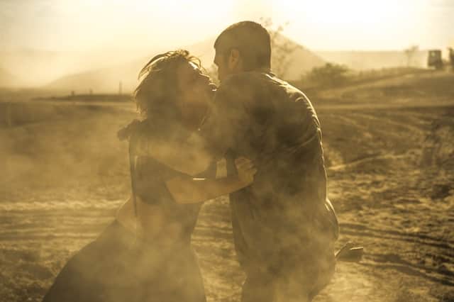 Maria (Alice Wegmann) tenta escapar de Hermano (Gabriel Leone) durante fuga (Foto: Globo/Estevam Avellar) Maria (Alice Wegmann) tenta escapar de Hermano (Gabriel Leone) durante fuga (Foto: Globo/Estevam Avellar)