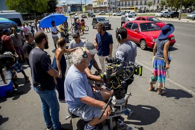 Maria de Médicis e Emílio Dantas em set de gravações no entorno da Feira de São Joaquim (Foto: Globo/João Cotta) Maria de Médicis e Emílio Dantas em set de gravações no entorno da Feira de São Joaquim (Foto: Globo/João Cotta)