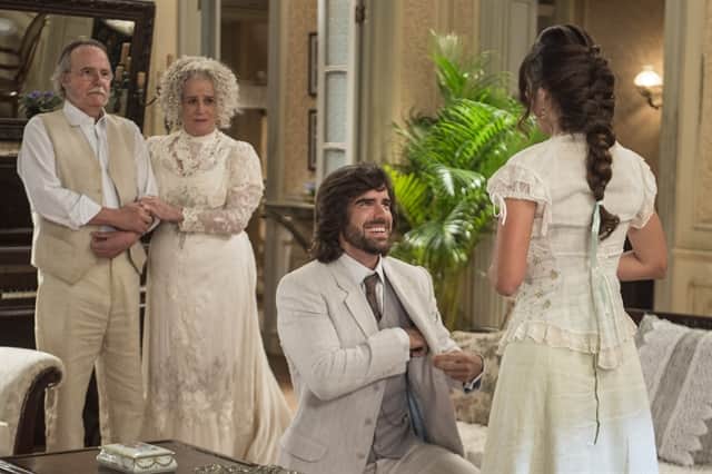 Rômulo (Marcos Pitombo), Cecilia (Anaju Dorigon) e os pais da noiva (Foto: Globo/Mauricio Fidalgo) Rômulo (Marcos Pitombo), Cecilia (Anaju Dorigon) e os pais da noiva (Foto: Globo/Mauricio Fidalgo)
