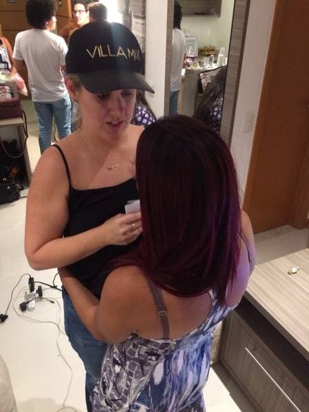Patrícia de desculpa com a mãe de Gleici e chora (Foto: Divulgação / Extra) Patrícia de desculpa com a mãe de Gleici e chora (Foto: Divulgação / Extra)