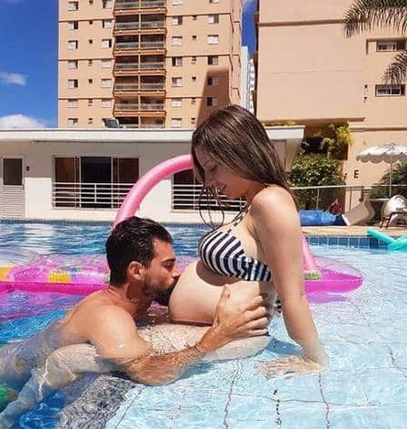 Radamés beijando a barriga de Caroline Furlan Foto: Reprodução/Instagram Radamés beijando a barriga de Caroline Furlan Foto: Reprodução/Instagram