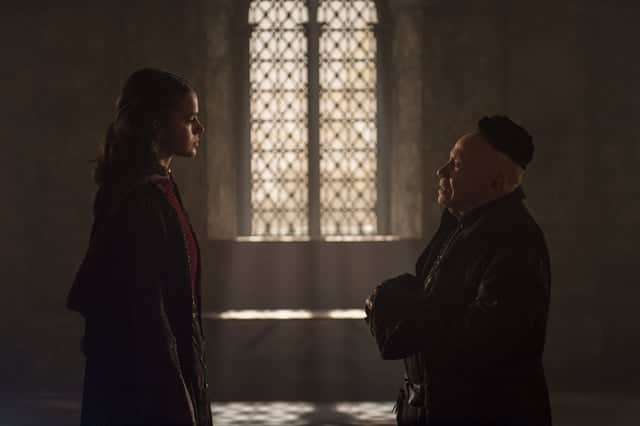 Catarina (Bruna Marquesine) e o Inquisidor (Stênio Garcia) em cena de Deus Salve o Rei (Foto: Globo/Mauricio Fidalgo) Catarina (Bruna Marquesine) e o Inquisidor (Stênio Garcia) em cena de Deus Salve o Rei (Foto: Globo/Mauricio Fidalgo)