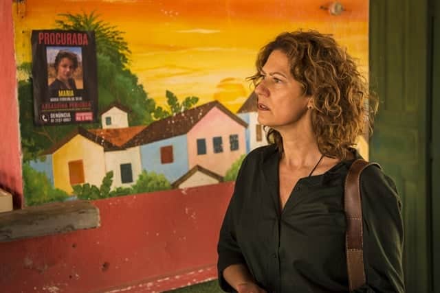 Cássia (Patricia Pillar) se revolta ao ver cartazes com foto de Maria (Alice Wegmann) (Foto: Globo/Estevam Avellar) Cássia (Patricia Pillar) se revolta ao ver cartazes com foto de Maria (Alice Wegmann) (Foto: Globo/Estevam Avellar)