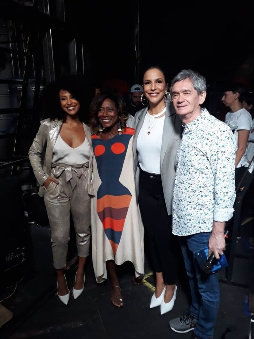 Ivete posa com Sharon Menezes, Glória Maria e Serginho nos bastidores do 'Altas Horas' (Foto: Marcos Mazini/TV Globo) Ivete posa com Sharon Menezes, Glória Maria e Serginho nos bastidores do 'Altas Horas' (Foto: Marcos Mazini/TV Globo)