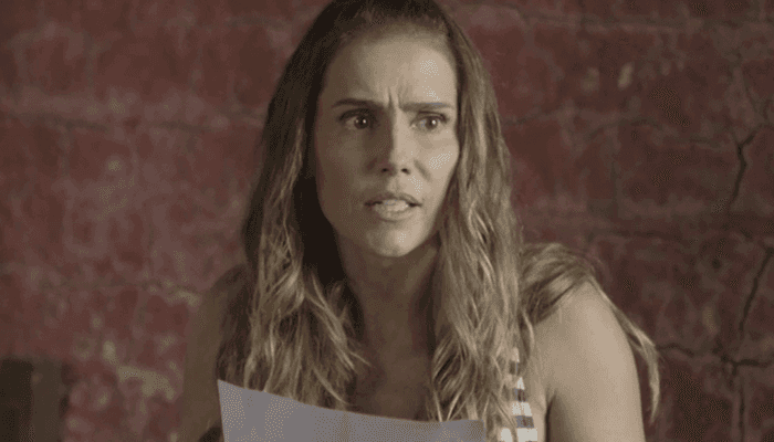 Karola (Deborah Secco) encontra certidão dos filhos de Luzia (Giovanna Antonelli) (Foto: Divulgação/Globo) Karola (Deborah Secco) encontra certidão dos filhos de Luzia (Giovanna Antonelli) (Foto: Divulgação/Globo)