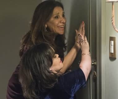 Estela (Juliana Caldas) e Rosalinda (Vera Mancini) trancadas (Foto: Raquel Cunha/Globo) Estela (Juliana Caldas) e Rosalinda (Vera Mancini) trancadas (Foto: Raquel Cunha/Globo)