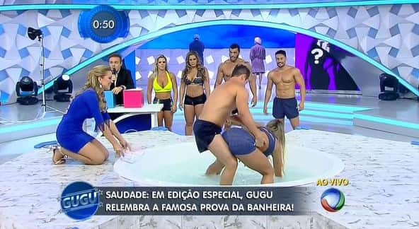 Record fez versão comportada da banheira recentemente (Foto: Reprodução) Record fez versão comportada da banheira recentemente (Foto: Reprodução)