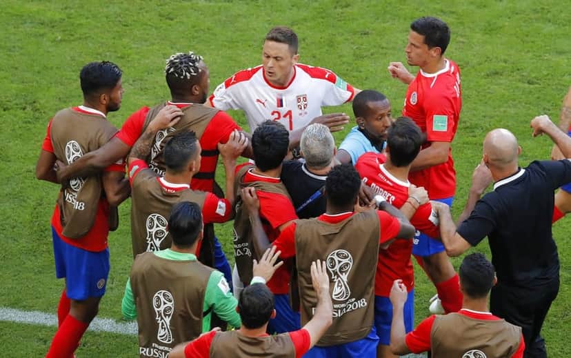 Árbitro tenta controlar a confusão entre Matic e auxiliar Luis Marin, da Costa Rica na Copa do Mundo (Foto: Agência AP) Árbitro tenta controlar a confusão entre Matic e auxiliar Luis Marin, da Costa Rica na Copa do Mundo (Foto: Agência AP)