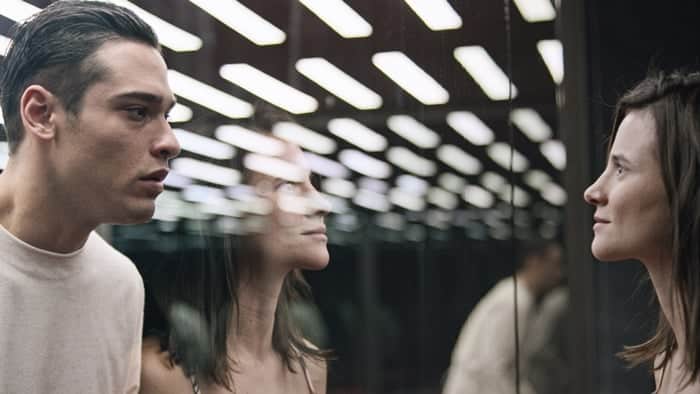 Bruno Fagundes e Bianca Comparato em cena da 2ª temporada da série 3% (Foto: Divulgação/Netflix) Bruno Fagundes e Bianca Comparato em cena da 2ª temporada da série 3% (Foto: Divulgação/Netflix)
