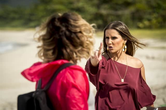 Karola (Deborah Secco) e Luzia (Giovanna Antonelli) batem boca (Foto: Globo/João Cotta) Karola (Deborah Secco) e Luzia (Giovanna Antonelli) batem boca (Foto: Globo/João Cotta)