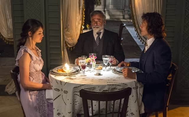 Ema (Agatha Moreira) janta com Edmundo (Nando Rodrigues) e Tibúrcio (Oscar Magrini) (Foto: Globo/Estevam Avellar) Ema (Agatha Moreira) janta com Edmundo (Nando Rodrigues) e Tibúrcio (Oscar Magrini) (Foto: Globo/Estevam Avellar)