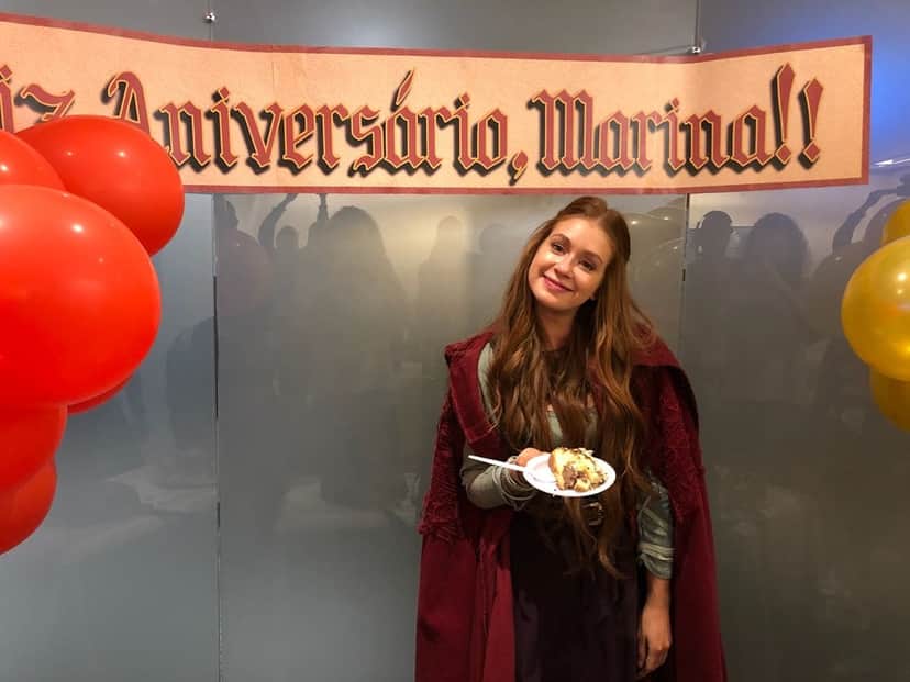 Marina Ruy Barbosa ganhou bolo dos colegas em Deus Salve o Rei (Foto: Ícaro Martins/Gshow) Marina Ruy Barbosa ganhou bolo dos colegas em Deus Salve o Rei (Foto: Ícaro Martins/Gshow)