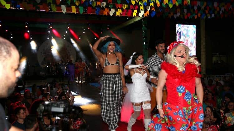 Pabllo Vittar com Thaynara OG e Anderson Tomazini em festa junina no Maranhão (Imagem: Denilson Santos e Dilson Silva/AgNews) Pabllo Vittar com Thaynara OG e Anderson Tomazini em festa junina no Maranhão (Imagem: Denilson Santos e Dilson Silva/AgNews)