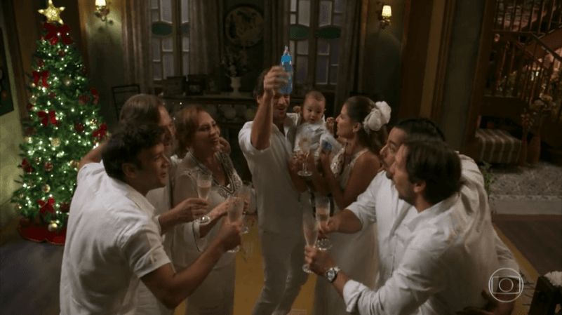 Família de Beto (Emilio Dantas) comemora a virada do milênio (Foto: Reprodução/Globo) Família de Beto (Emilio Dantas) comemora a virada do milênio (Foto: Reprodução/Globo)