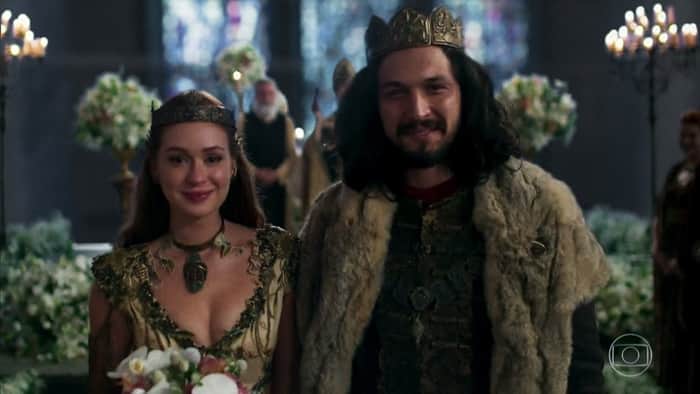 Amália (Marina Ruy Barbosa) e Afonso (Romulo Estrela) em cena do último capítulo de Deus Salve o Rei (Foto: Reprodução/Globo) Amália (Marina Ruy Barbosa) e Afonso (Romulo Estrela) em cena do último capítulo de Deus Salve o Rei (Foto: Reprodução/Globo)