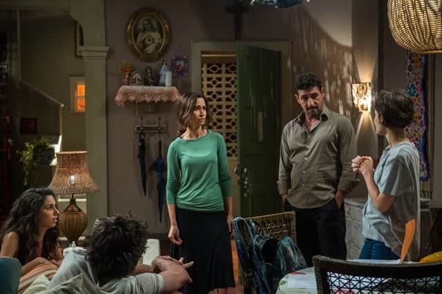 Manu (Luisa Arraes) e a família de Narciso (Osmar Silveira) em Segundo Sol (Foto: Globo/Raquel Cunha) Manu (Luisa Arraes) e a família de Narciso (Osmar Silveira) em Segundo Sol (Foto: Globo/Raquel Cunha)