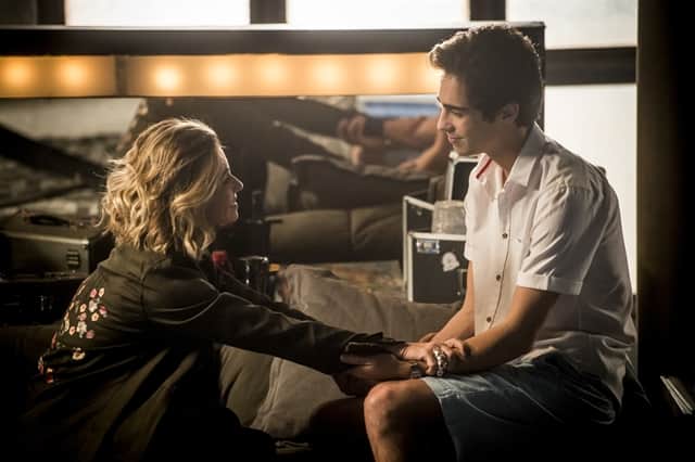 Valentim (Danilo Mesquita) consola Luzia (Giovanna Antonelli) em cena de Segundo Sol (Foto: Globo/João Cotta) Valentim (Danilo Mesquita) consola Luzia (Giovanna Antonelli) em cena de Segundo Sol (Foto: Globo/João Cotta)