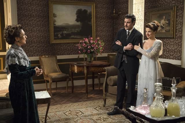 Olegário (Joaquim Lopes) e Briana (Bruna Spínola) diante de Margareth (Nathalia do Vale) (Foto: Globo/Estevam Avellar) Olegário (Joaquim Lopes) e Briana (Bruna Spínola) diante de Margareth (Nathalia do Vale) (Foto: Globo/Estevam Avellar)