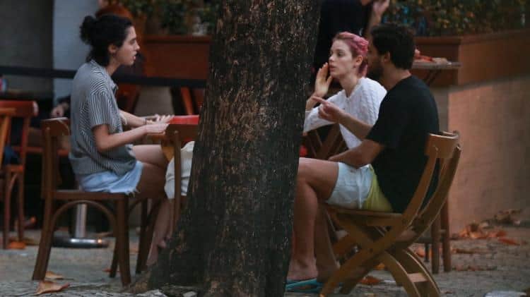 Laura Neiva com amigos no Rio de Janeiro (Foto: Reprodução) Laura Neiva com amigos no Rio de Janeiro (Foto: Reprodução)