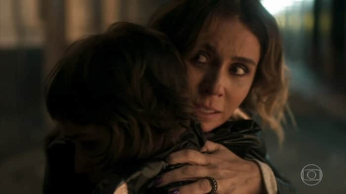 Luzia (Giovanna Antonelli) e Manu (Luisa Arraes) em cena de Segundo Sol (Foto: Reprodução/Globo) Luzia (Giovanna Antonelli) e Manu (Luisa Arraes) em cena de Segundo Sol (Foto: Reprodução/Globo)