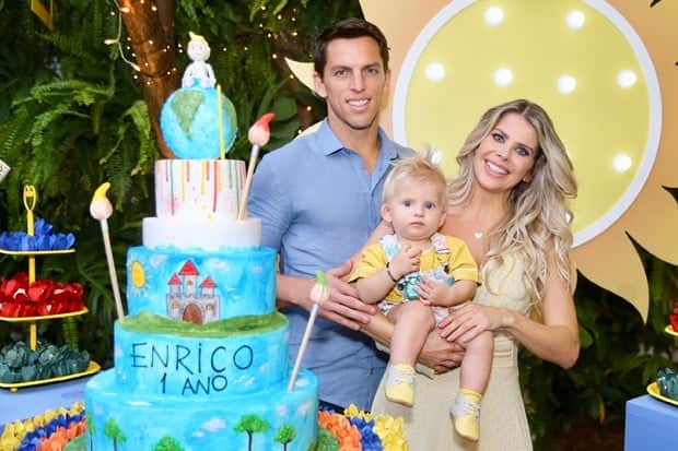 Karina Bacchi e Amaury Nunes com Enrico (Foto: Manuela Scarpa e Marcos Ribas/Brazil News) Karina Bacchi e Amaury Nunes com Enrico (Foto: Manuela Scarpa e Marcos Ribas/Brazil News)