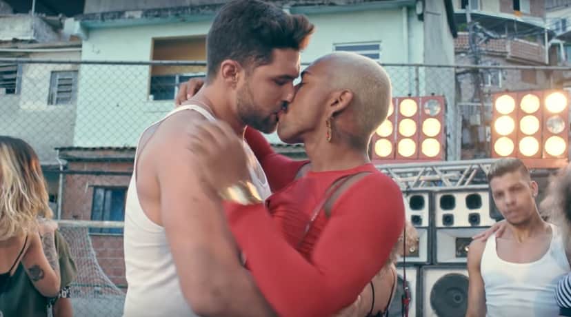 Nego do Borel beija modelo em clipe da música Me Solta (Foto: Reprodução) Nego do Borel beija modelo em clipe da música Me Solta (Foto: Reprodução)