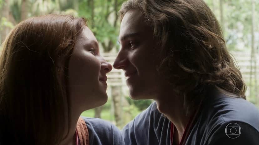 Flora (Jeniffer Oliveira) e Tito (Tom Karabachian) em cena de Malhação: Vidas Brasileiras (Foto: Reprodução/Globo) Flora (Jeniffer Oliveira) e Tito (Tom Karabachian) em cena de Malhação: Vidas Brasileiras (Foto: Reprodução/Globo)
