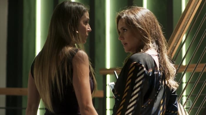 Karola (Deborah Secco) e Laureta (Adriana Esteves) em cena de Segundo Sol (Foto: Reprodução/Globo) Karola (Deborah Secco) e Laureta (Adriana Esteves) em cena de Segundo Sol (Foto: Reprodução/Globo)