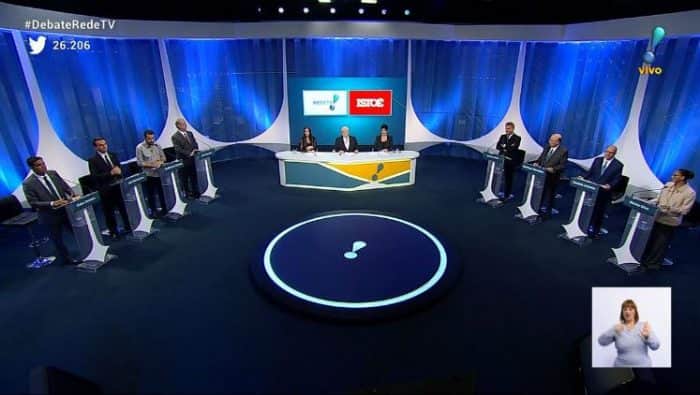Cenário, mediadores e candidatos no Debate da RedeTV! (Foto: Reprodução/RedeTV!) Cenário, mediadores e candidatos no Debate da RedeTV! (Foto: Reprodução/RedeTV!)
