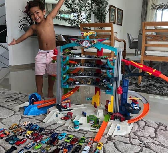 Garoto apareceu sorridente ao lado de seu presente (Foto: Reprodução/Instagram) Garoto apareceu sorridente ao lado de seu presente (Foto: Reprodução/Instagram)