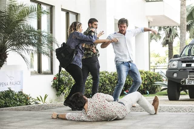 Beto (Emilio Dantas) dá surra em Remy (Vladimir Brichta) em Segundo Sol (Foto: Globo/João Miguel Júnior) Beto (Emilio Dantas) dá surra em Remy (Vladimir Brichta) em Segundo Sol (Foto: Globo/João Miguel Júnior)