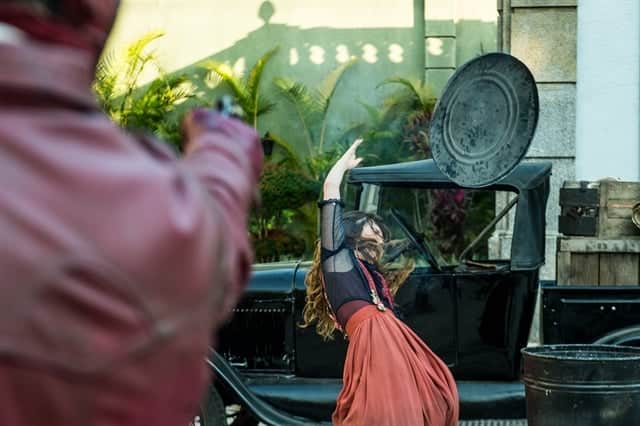 Elisabeta (Nathalia Dill) se defende de tiro com lata de lixo em Orgulho e Paixão (Foto: Globo/Raquel Cunha) Elisabeta (Nathalia Dill) se defende de tiro com lata de lixo em Orgulho e Paixão (Foto: Globo/Raquel Cunha)