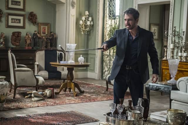 Edgar (Caco Ciocler) quebra tudo em casa em Segundo Sol (Foto: Globo/Raquel Cunha) Edgar (Caco Ciocler) quebra tudo em casa em Segundo Sol (Foto: Globo/Raquel Cunha)