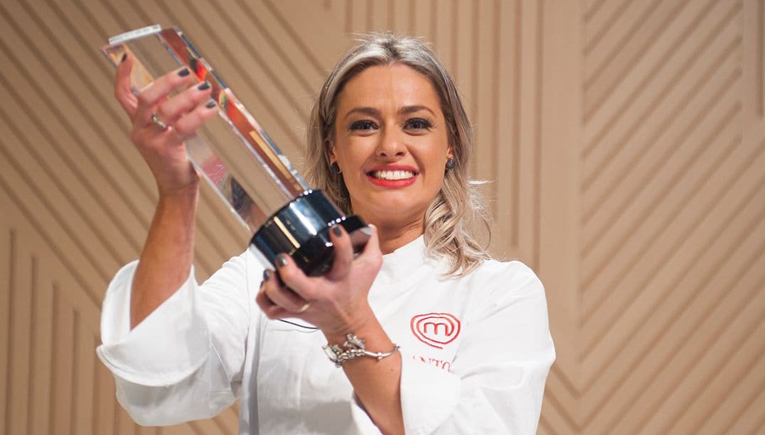 Maria Antonia posa com seu troféu de MasterChef Brasil (Foto: Divulgação) Maria Antonia posa com seu troféu de MasterChef Brasil (Foto: Divulgação)