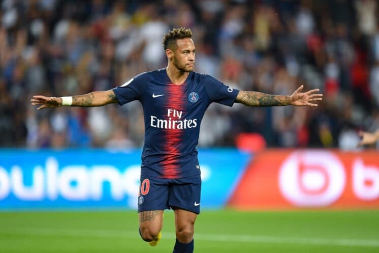Neymar aparece acompanhado da ex-BBB Angela Munhoz e abre o jogo sobre possível romance