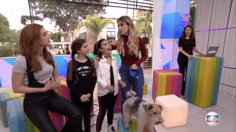 As atrizes mirim Nathalia Rodrigues e Raphaela Alvitos com o cachorro Pirata no Vídeo Show (Foto: Reprodução/Globo) As atrizes mirim Nathalia Rodrigues e Raphaela Alvitos com o cachorro Pirata no Vídeo Show (Foto: Reprodução/Globo)